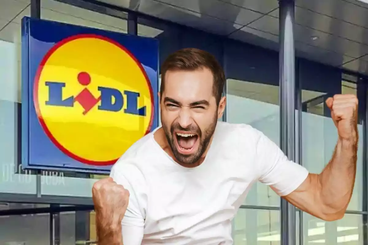 Hombre joven con camiseta blanca celebrando con entusiasmo frente a una tienda Lidl