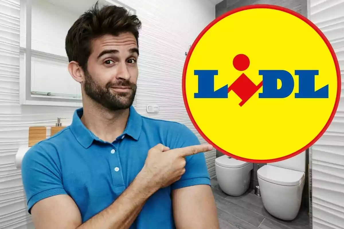 Hombre con barba y camisa azul señala un logotipo circular amarillo y rojo en un baño moderno.