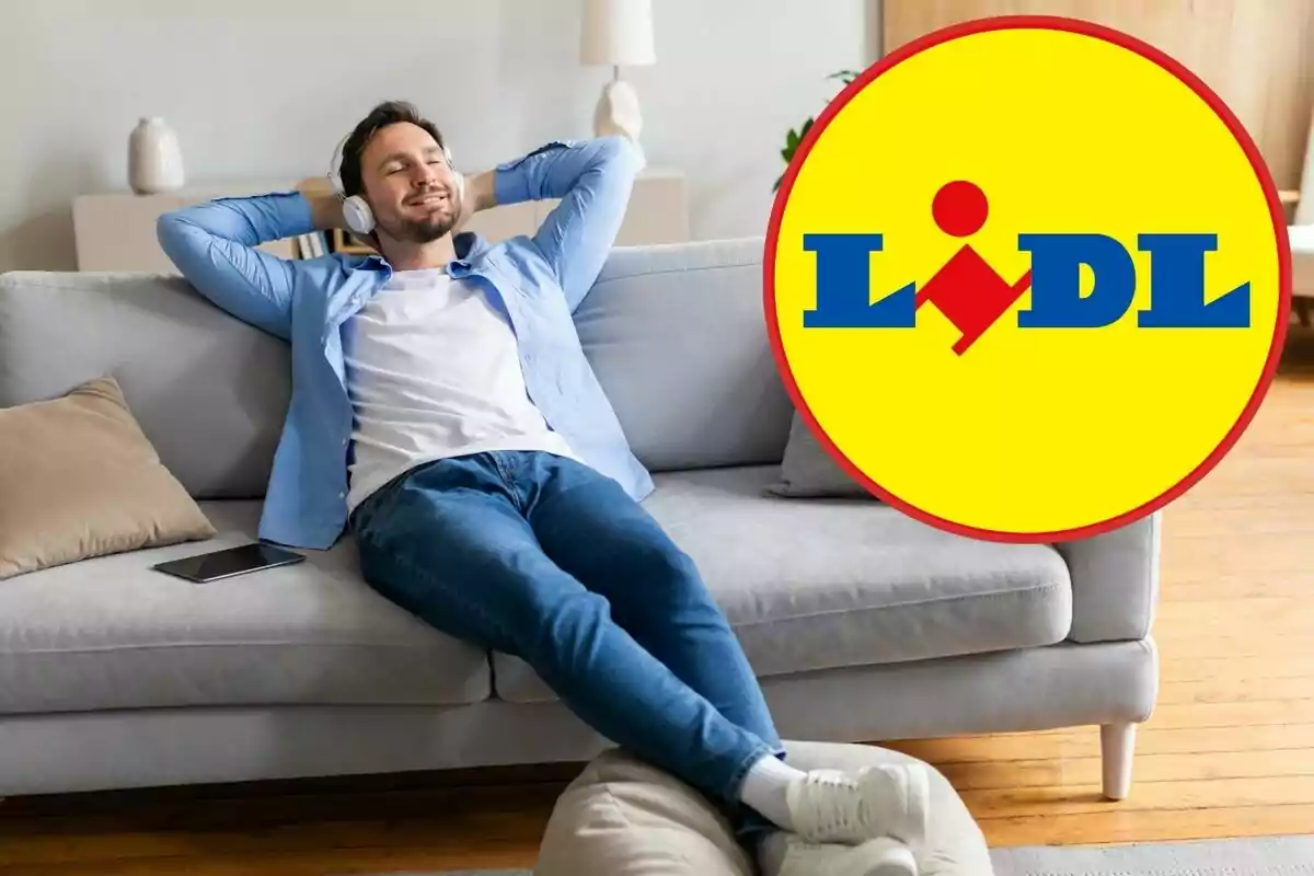 Home relaxat escoltant música en un sofà amb el logotip de Lidl gran a la dreta