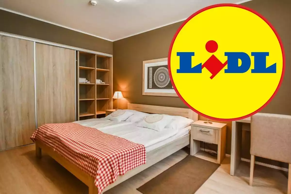 Habitació d´hotel amb llit doble, decoració minimalista i logotip de Lidl superposat.