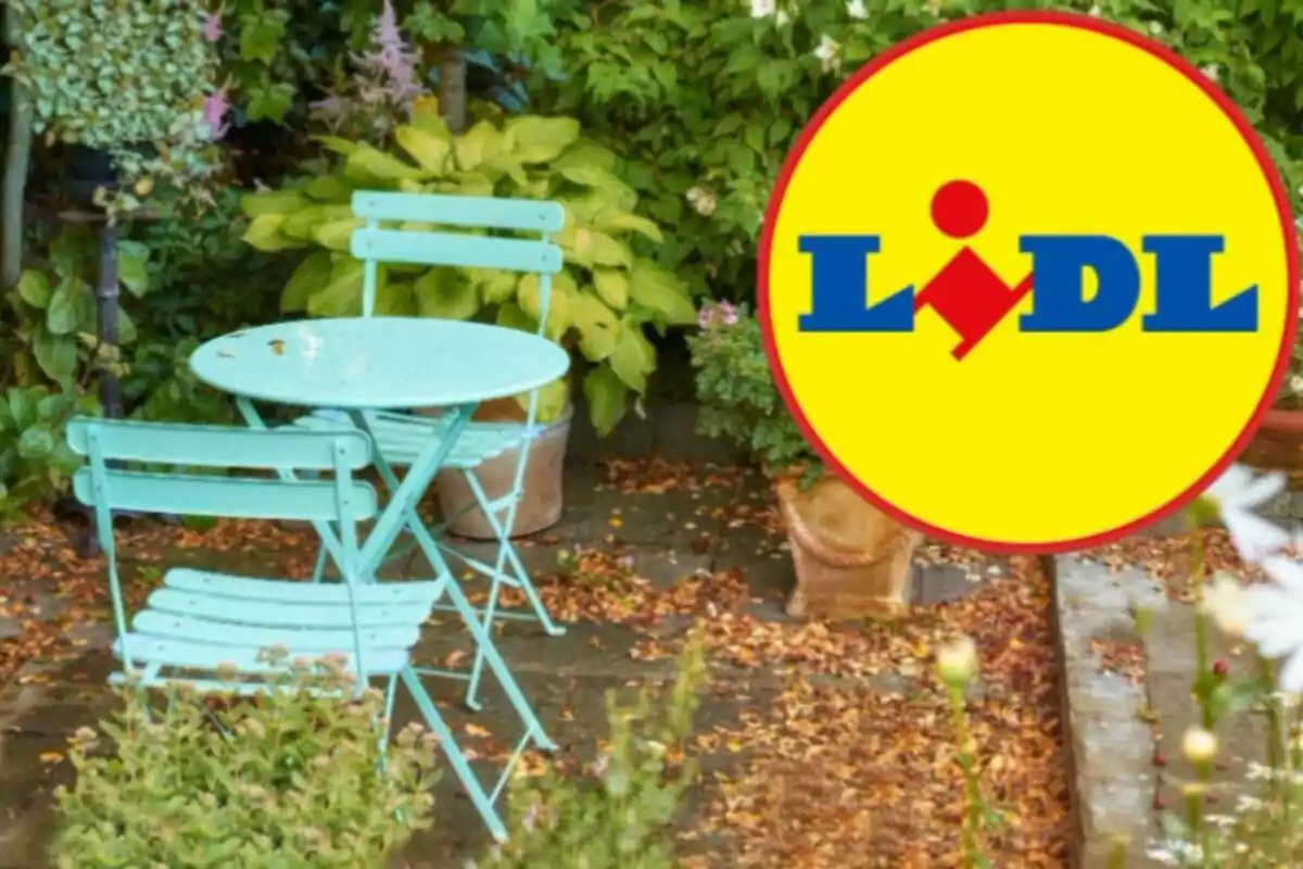 Un jardí amb una taula i dues cadires de color blau clar, envoltat de plantes i flors, amb el logotip de Lidl a la cantonada superior dreta.