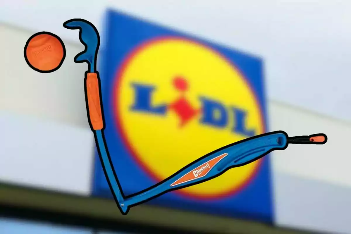 Un lanzador de pelotas para perros de la marca Chuckit! frente a un cartel de la tienda Lidl. Un lanzador de pelotas para perros de la marca Chuckit! frente a un cartel de la tienda Lidl.