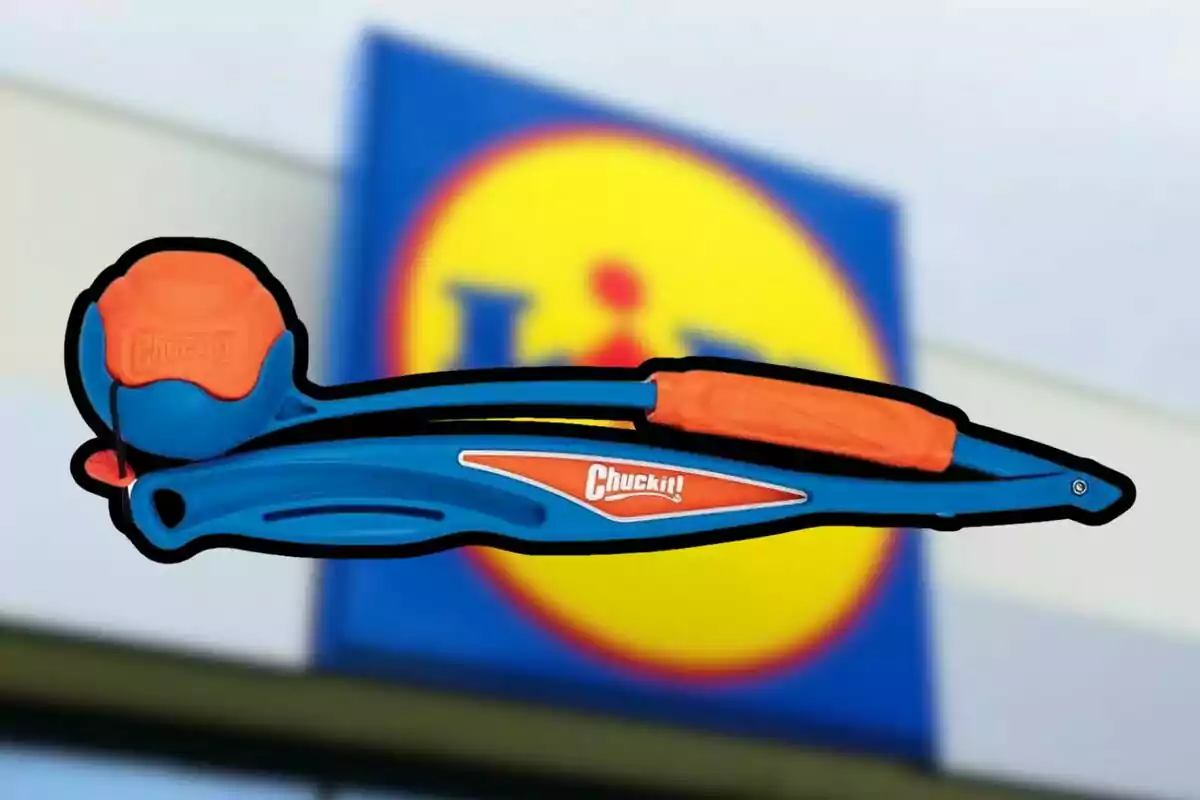 Juguete lanzador de pelotas para perros de la marca Chuckit! frente a un cartel de Lidl. Juguete lanzador de pelotas para perros de la marca Chuckit! frente a un cartel de Lidl.