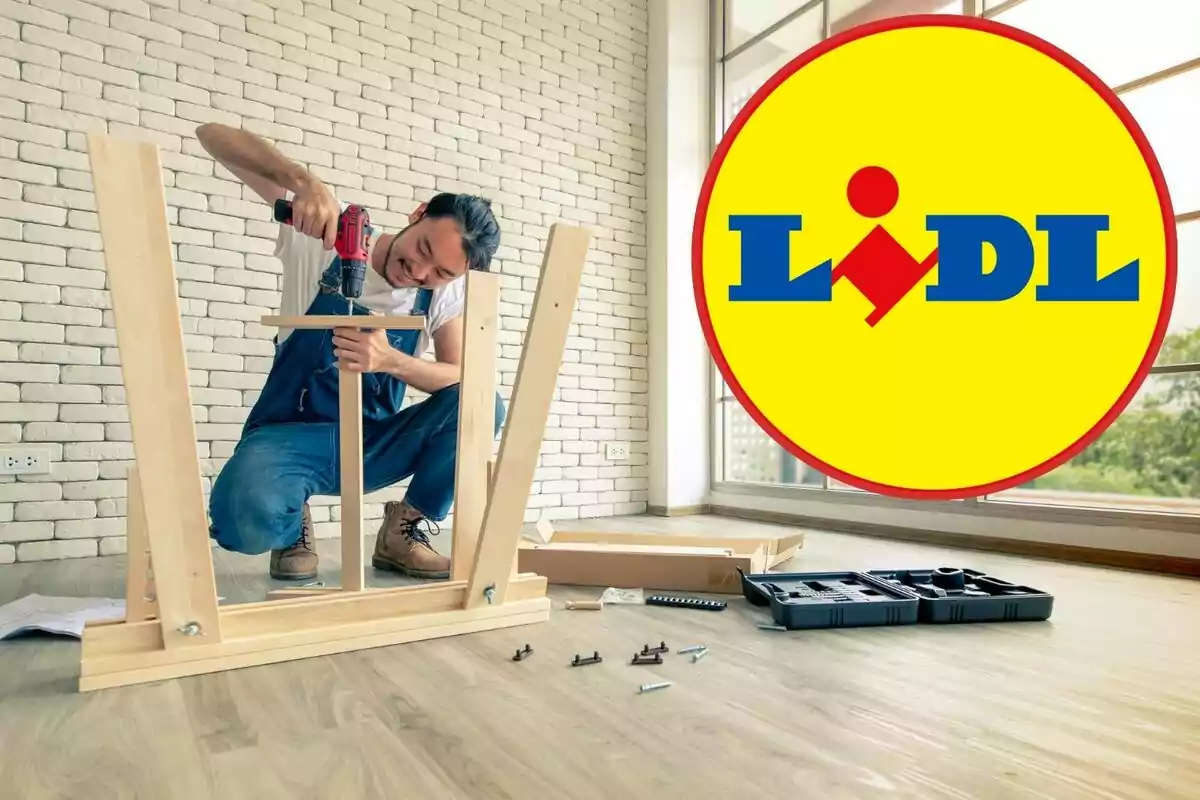 Home acoblant mobles amb un trepant en una habitació lluminosa, amb el logotip de Lidl a la cantonada dreta.