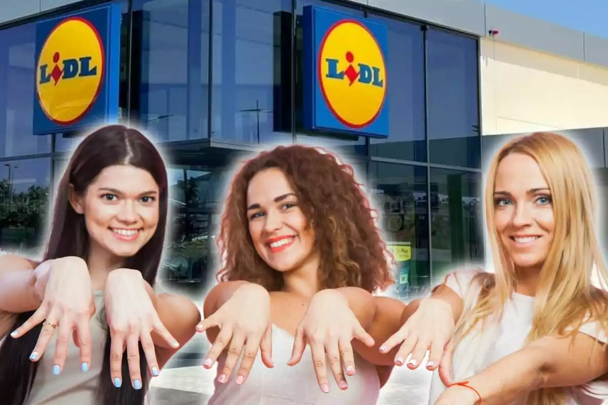 Tres dones somrients mostren les ungles pintades davant d'una botiga Lidl.