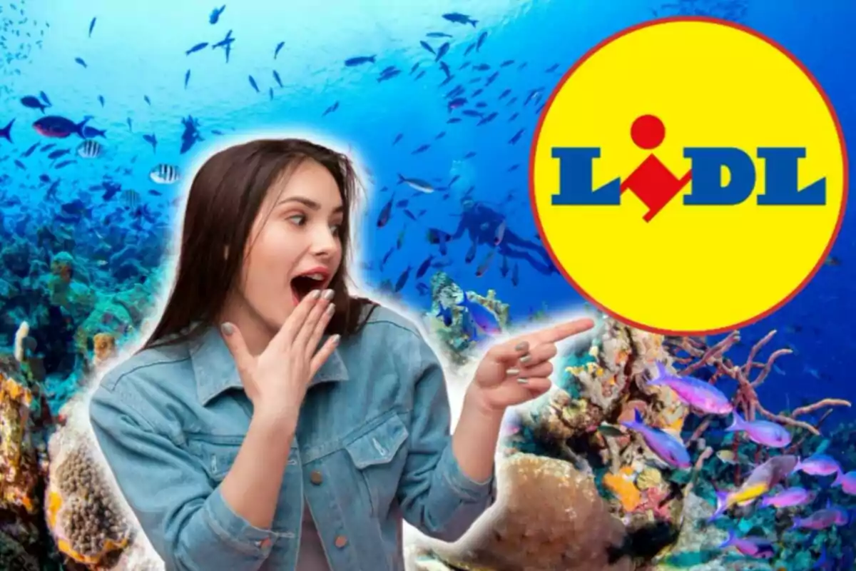 Dona sorpresa assenyalant el logotip de Lidl amb un fons d'escull de corall i peixos.