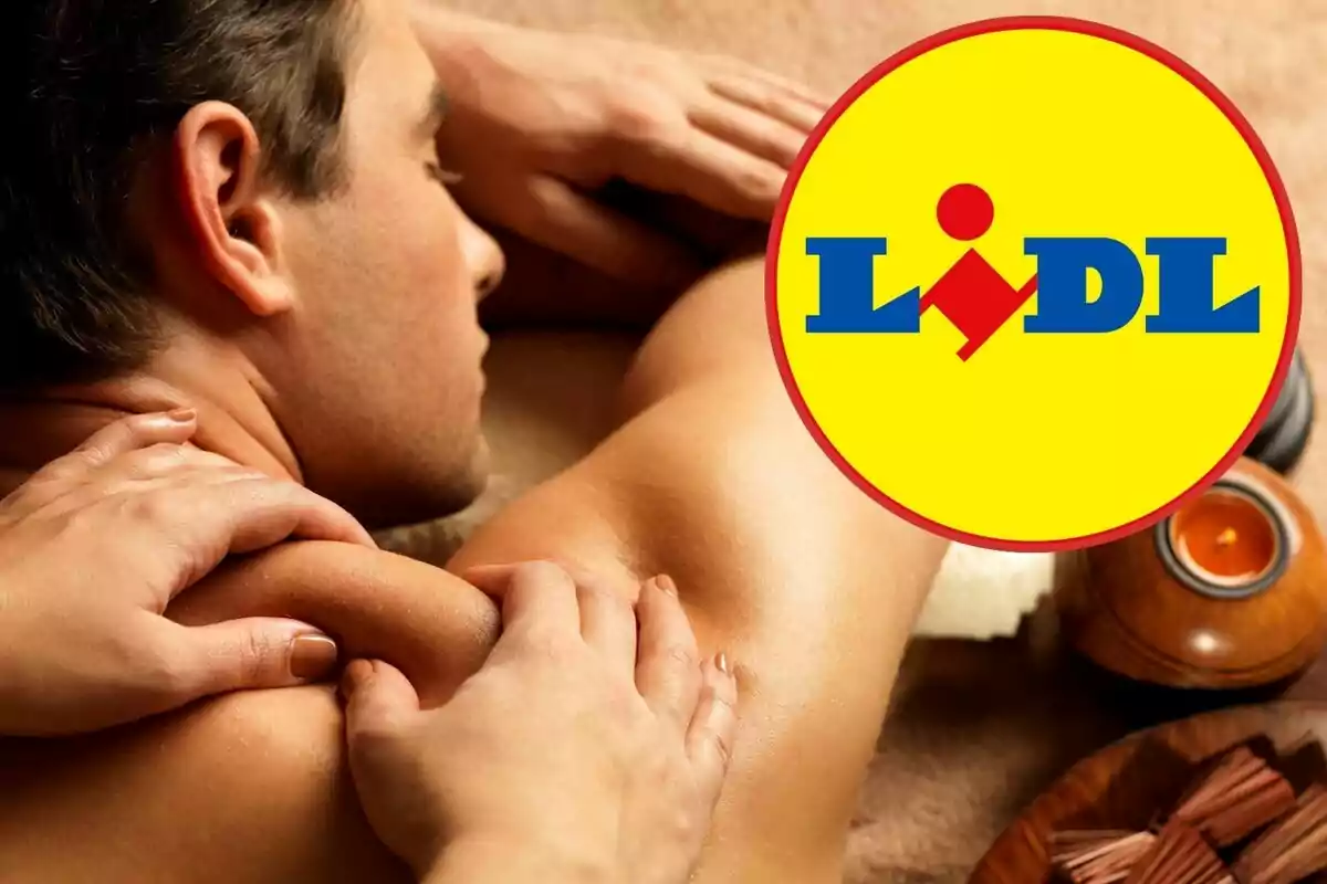 Home rebent un massatge amb el logotip de Lidl superposat.