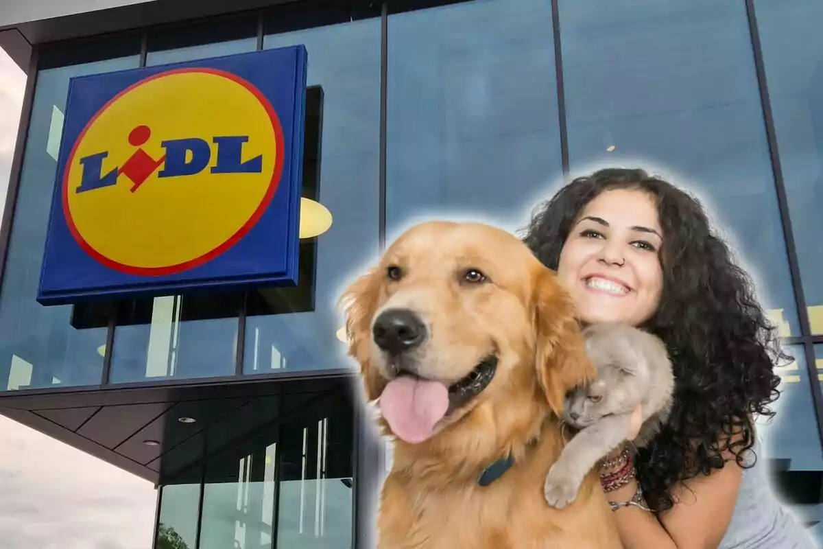 Una dona somrient amb un gos i un gat davant una botiga Lidl.