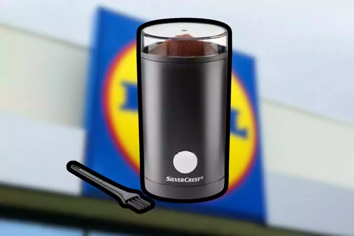 Molinets de cafè elèctric SilverCrest de color negre amb un raspall petit de neteja davant d’un cartell borros d’una botiga Lidl Molinets de cafè elèctric SilverCrest de color negre amb un raspall petit de neteja davant d’un cartell borros d’una botiga Lidl