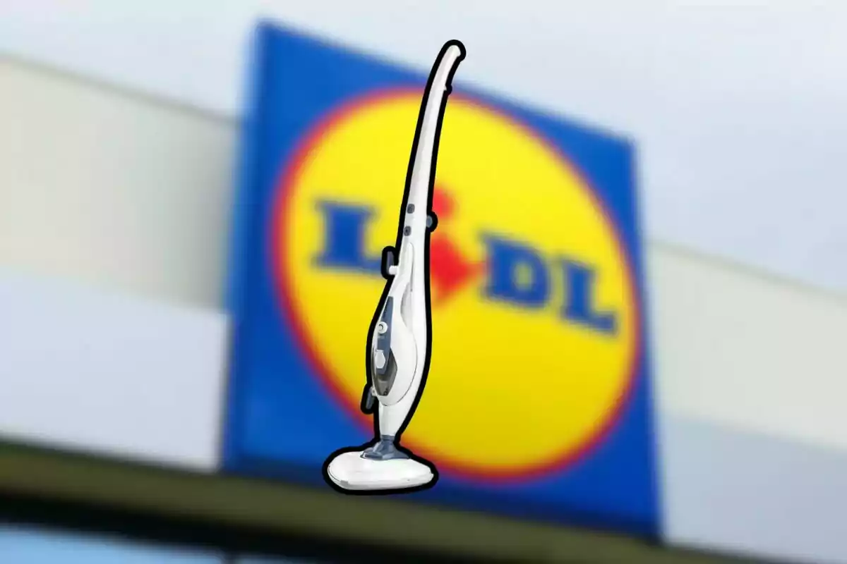 Aspiradora blanca frente a un cartel de Lidl. Aspiradora blanca frente a un cartel de Lidl.