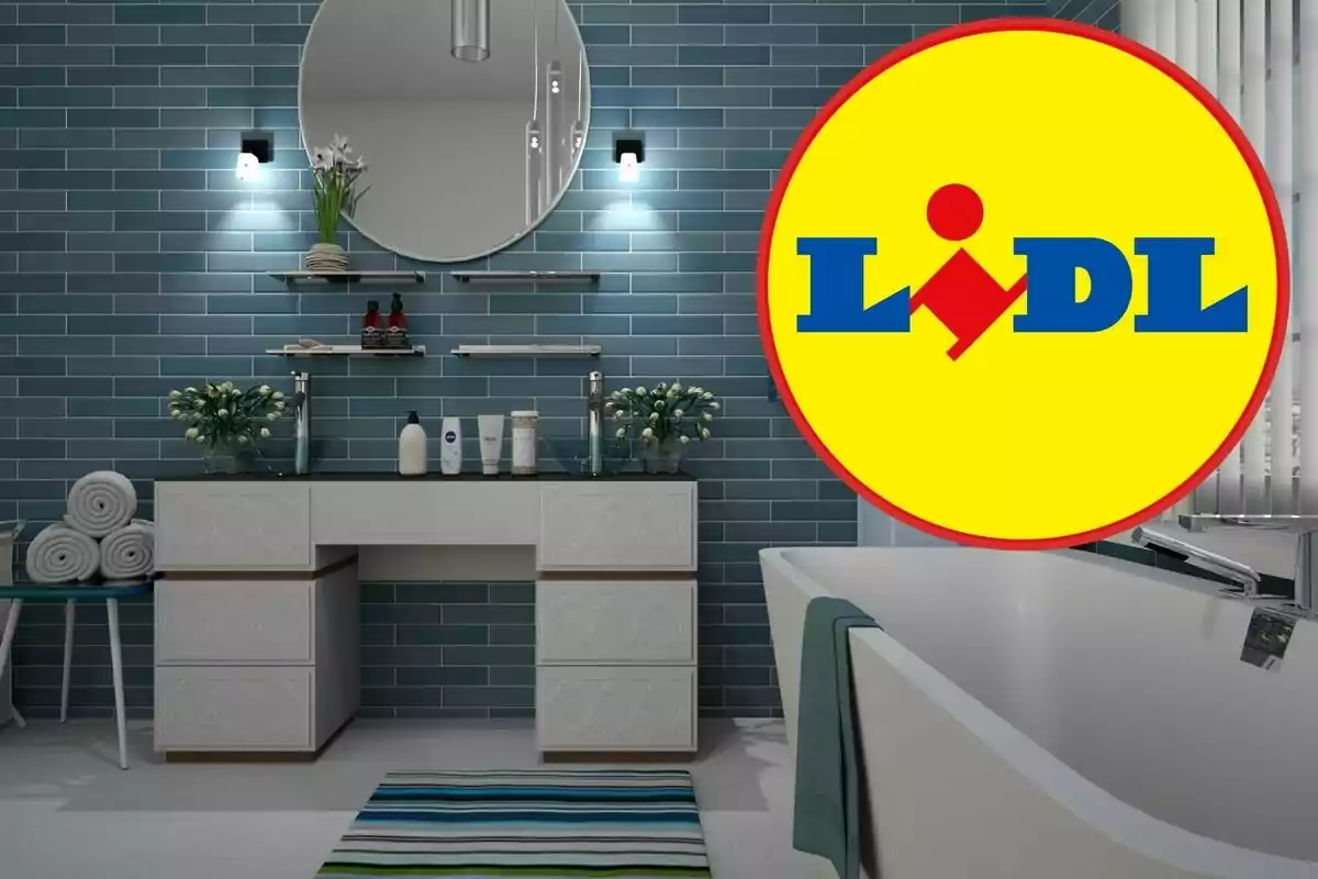 Bany modern amb rajoles blaves, mirall rodó, prestatgeries amb productes d'higiene, tovalloles enrotllades i logotip de Lidl a la cantonada superior dreta.