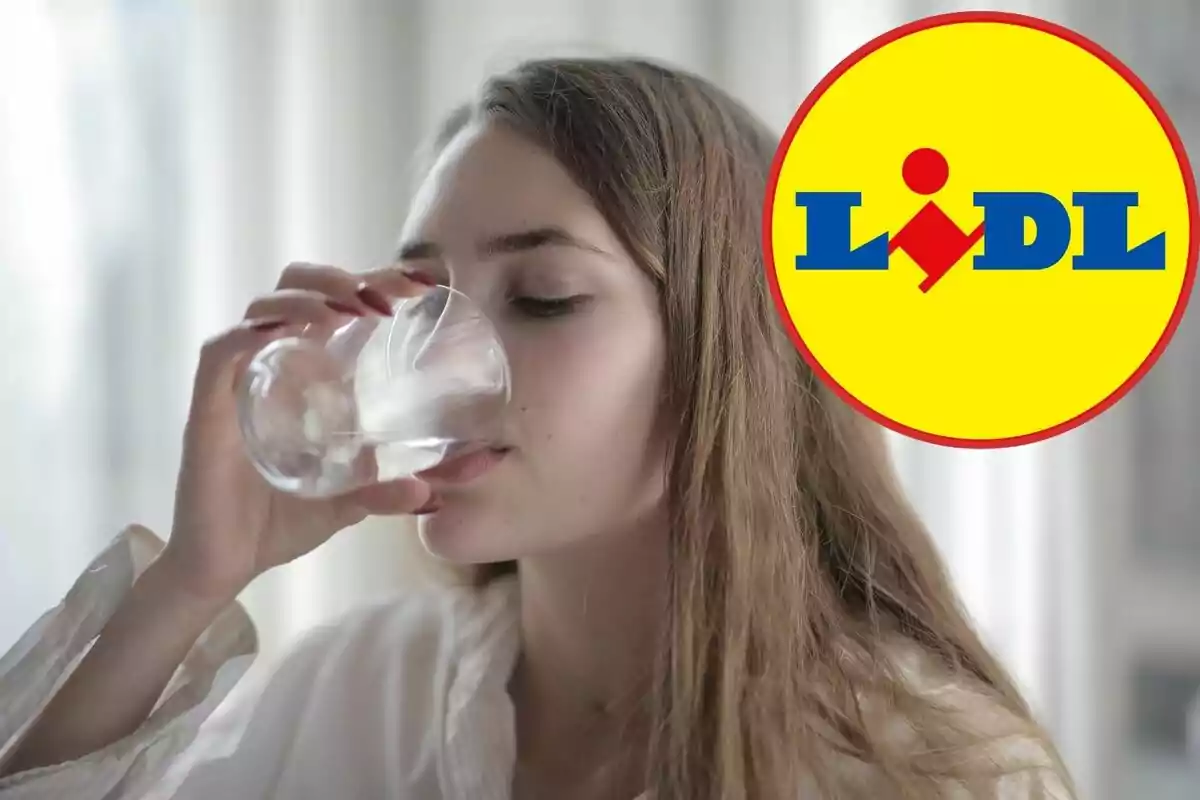 Una persona bebiendo agua de un vaso con un logotipo de Lidl en la esquina superior derecha.