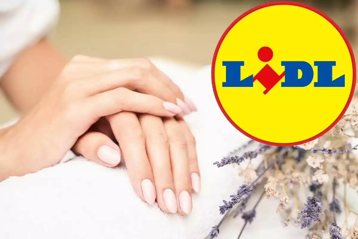 Mans amb manicura sobre una tovallola blanca al costat de flors seques i el logotip de Lidl.