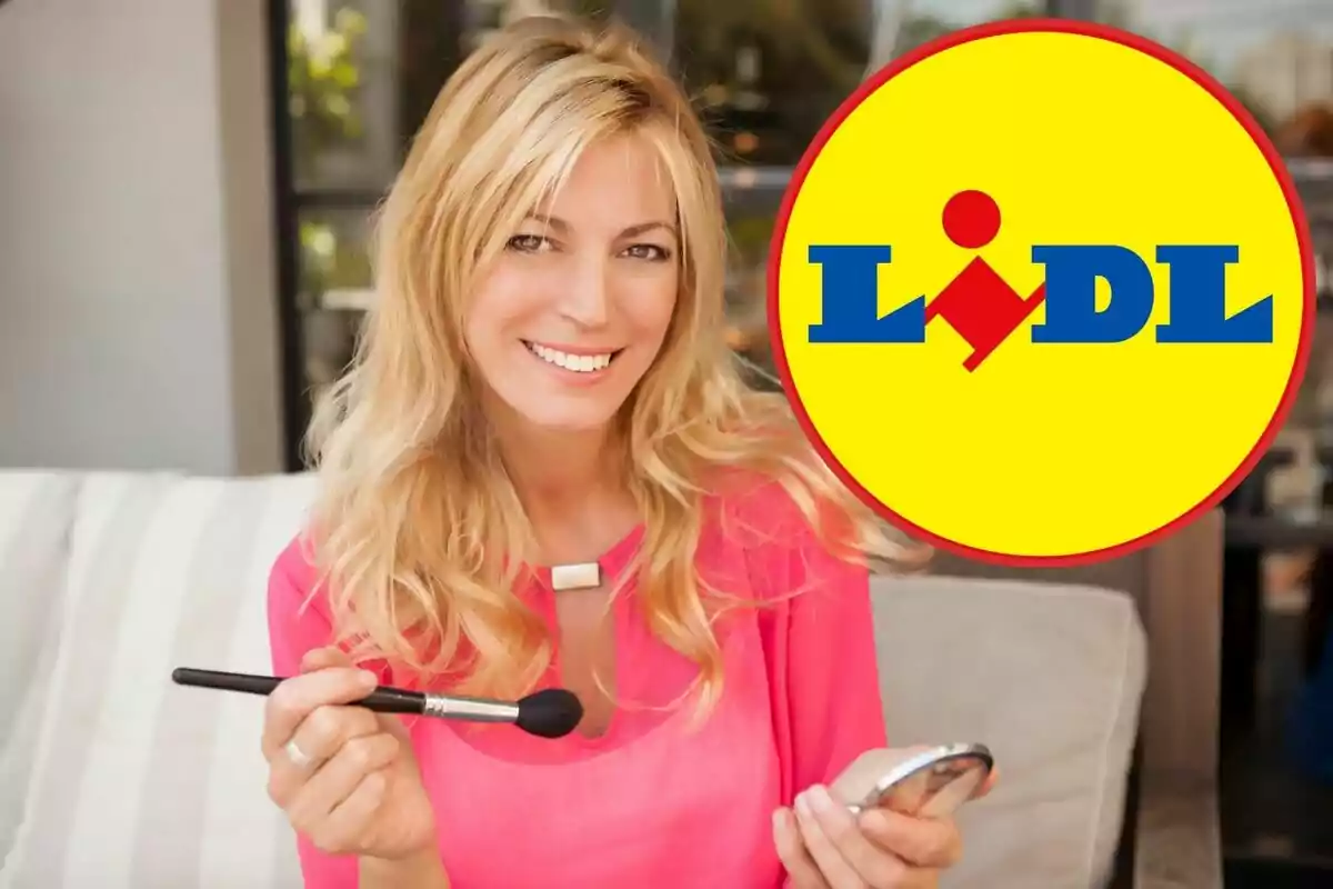 Dona somrient amb una brotxa de maquillatge a la mà i el logotip de Lidl al costat.