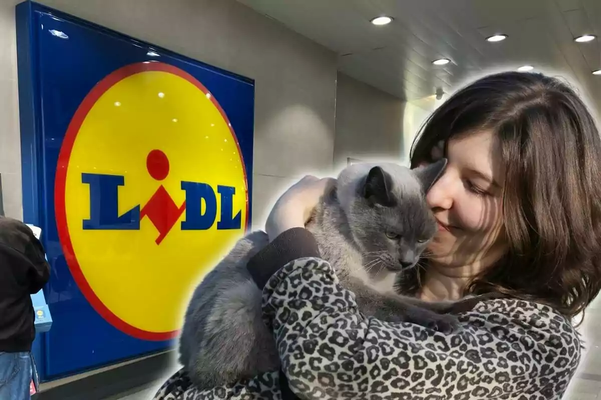 Una dona abraçant un gat gris davant d'un rètol de Lidl.