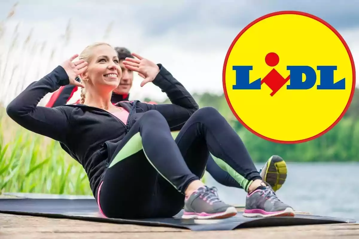 Dona fent exercici a l’aire lliure sobre una estoreta amb el logotip de Lidl al fons