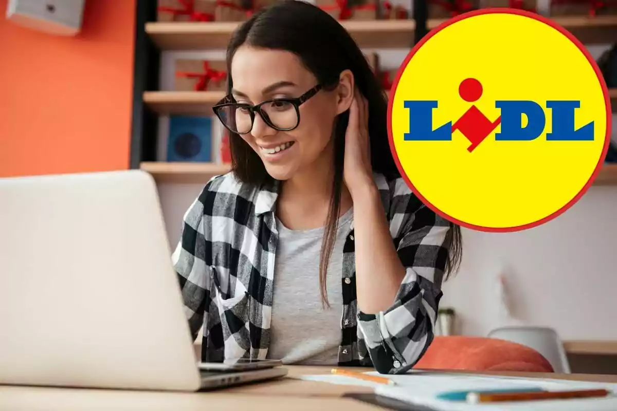 Mujer con gafas usando una computadora portátil con el logo de Lidl en la esquina.