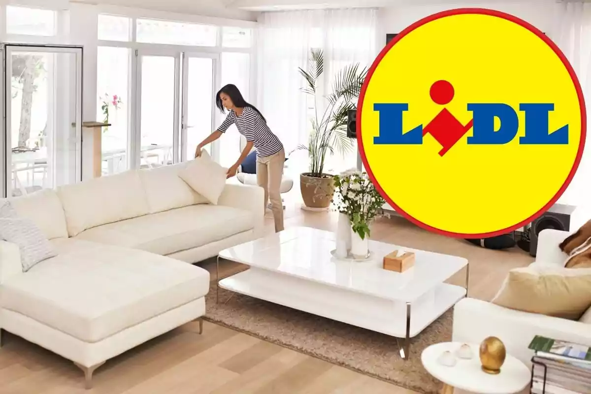 Mujer acomodando cojines en una sala moderna con un logotipo de Lidl superpuesto.