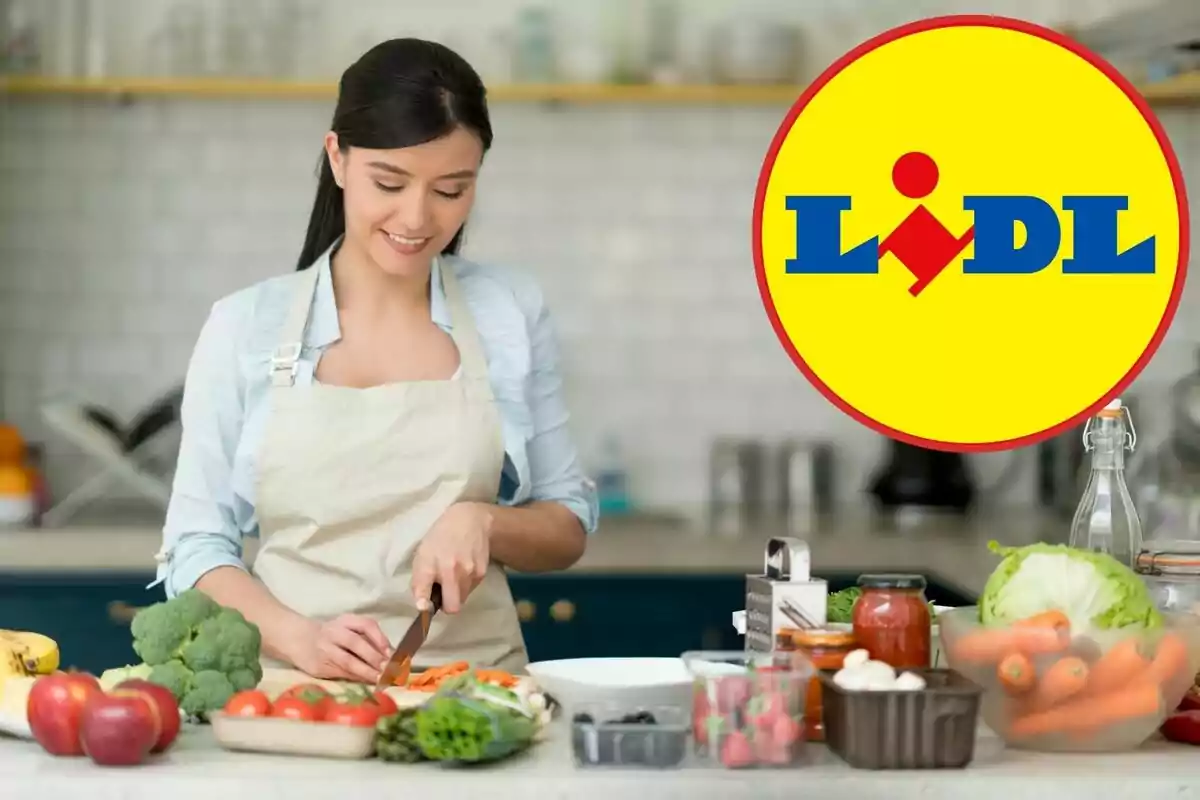 Una dona cuinant en una cuina moderna amb una varietat de verdures fresques a la taula i el logotip de Lidl a la cantonada superior dreta.