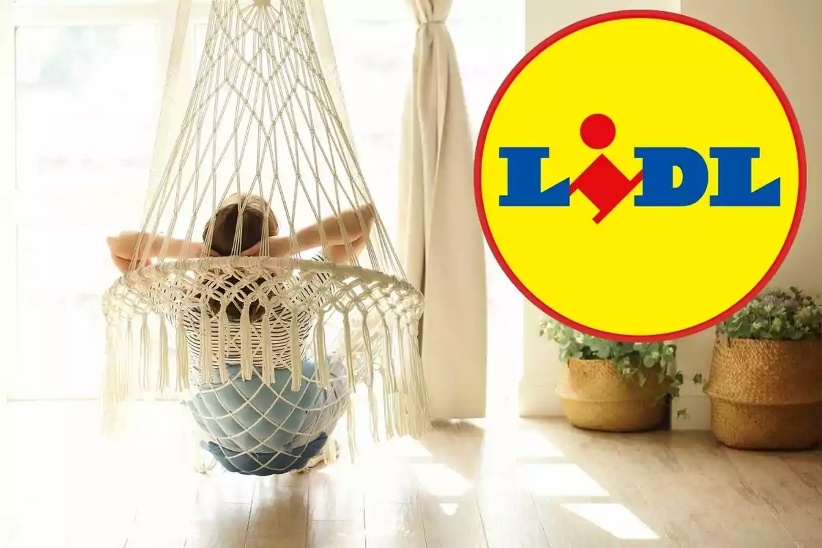 Persona relajándose en una silla colgante de macramé en una habitación iluminada por la luz natural, con el logotipo de Lidl superpuesto en la esquina derecha.