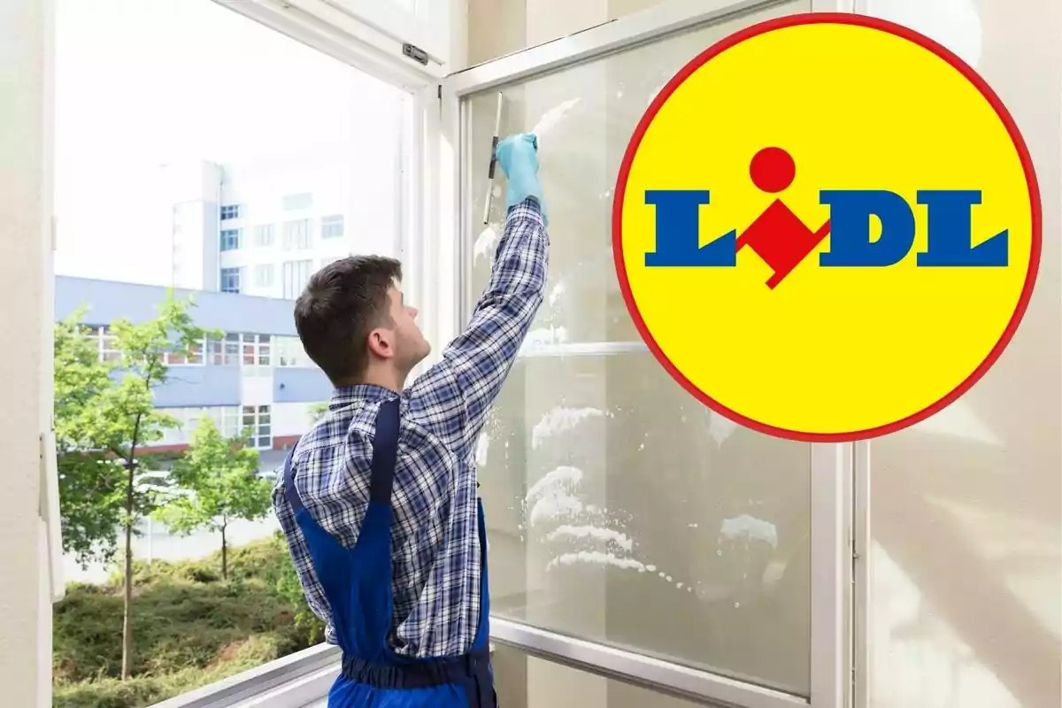 Un treballador netejant una finestra amb el logotip de Lidl a la cantonada dreta.