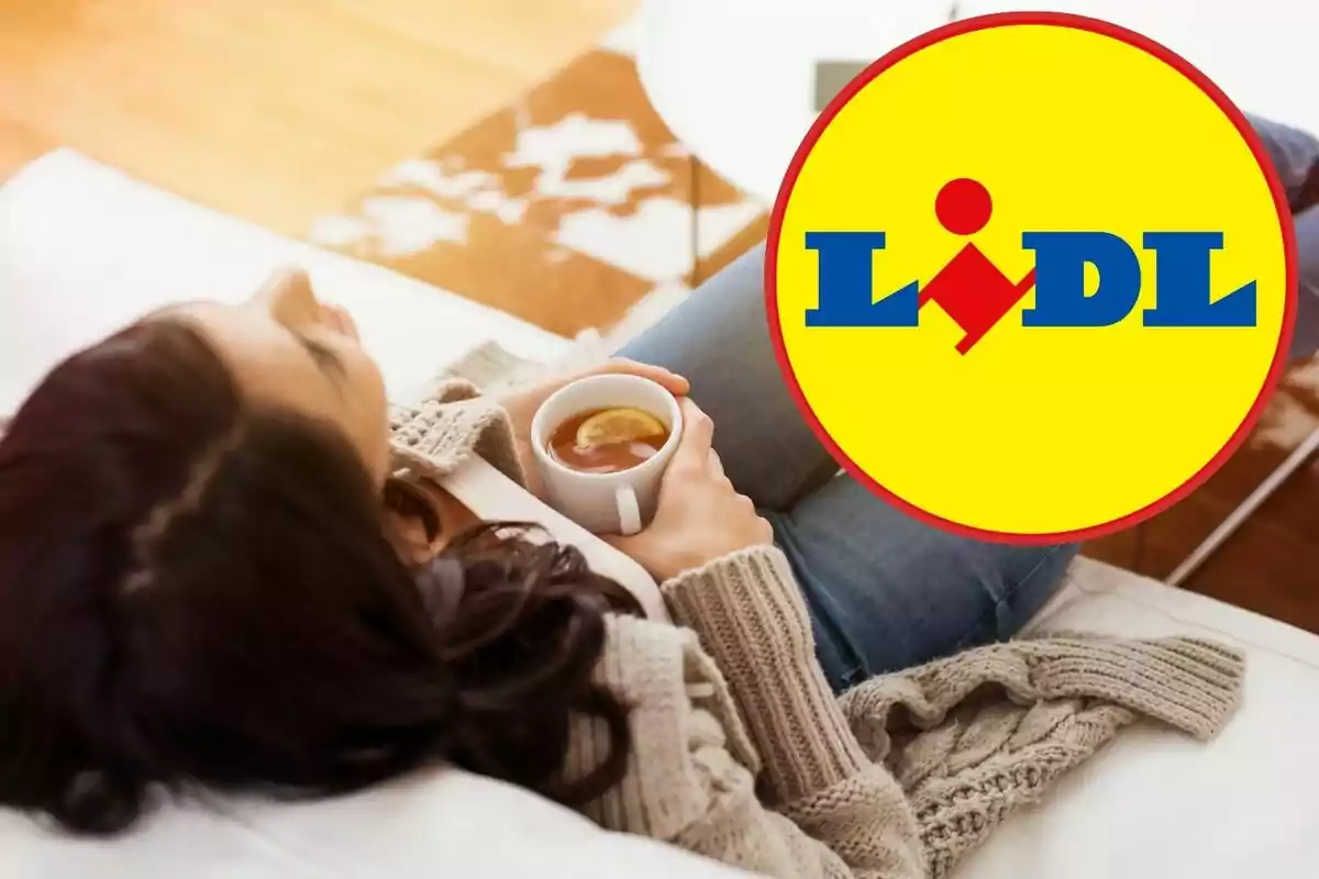 Persona recolzada en un sofà sostenint una tassa de te amb el logotip de Lidl superposat.