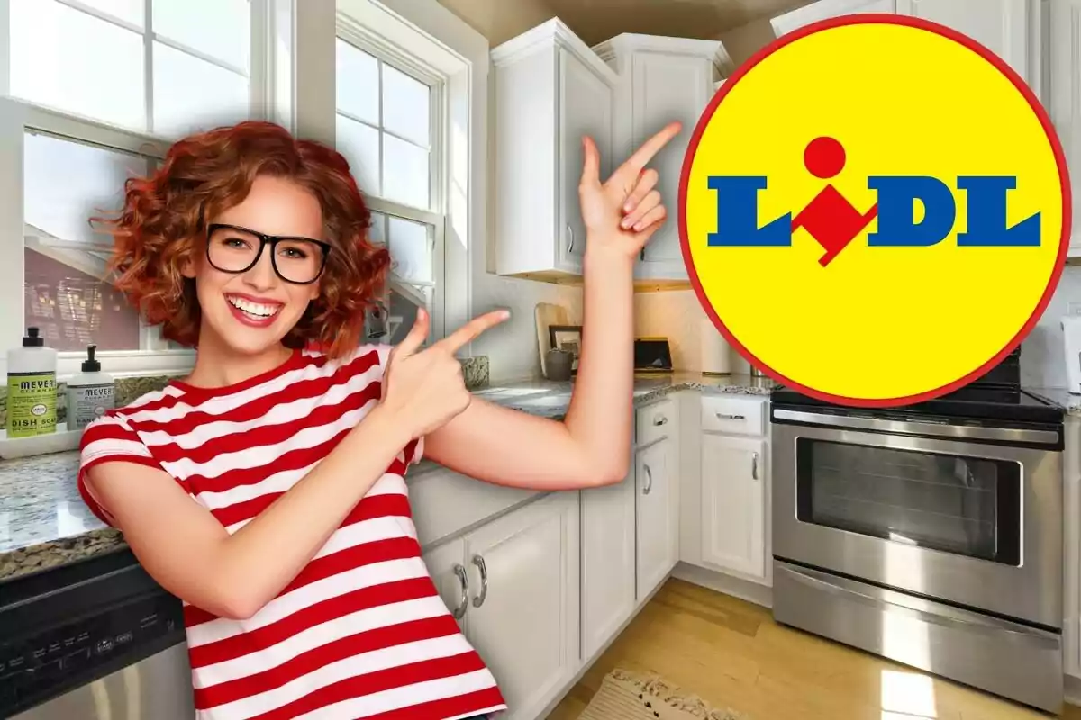 Una persona sonriente con gafas y camiseta de rayas rojas y blancas señala hacia un logotipo circular amarillo y azul en una cocina moderna.