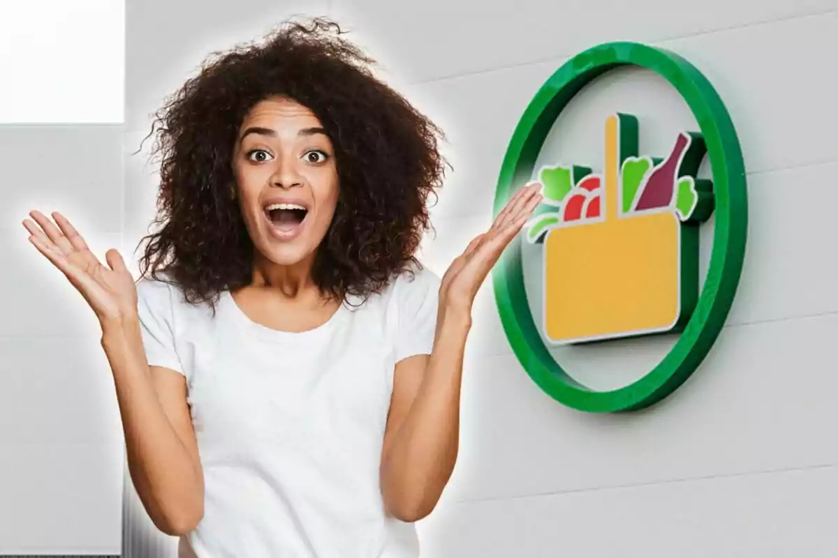 Una persona amb expressió de sorpresa està davant d'un logotip de supermercat a la paret.