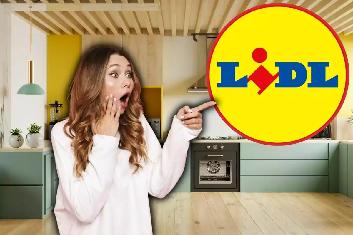 Una dona sorpresa assenyala el logotip de Lidl en una cuina moderna.