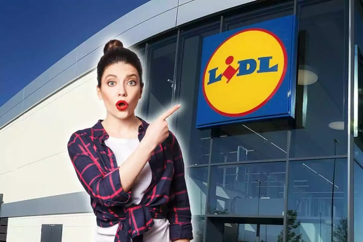 Dona sorpresa assenyalant el logotip de Lidl a la façana d'una botiga.