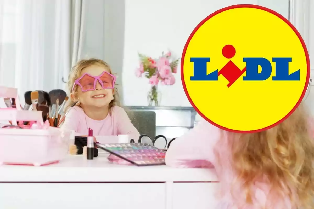 Nena somrient amb ulleres roses davant d'un mirall amb maquillatge i logotip de Lidl superposat. Nena somrient amb ulleres roses davant d'un mirall amb maquillatge i logotip de Lidl superposat.