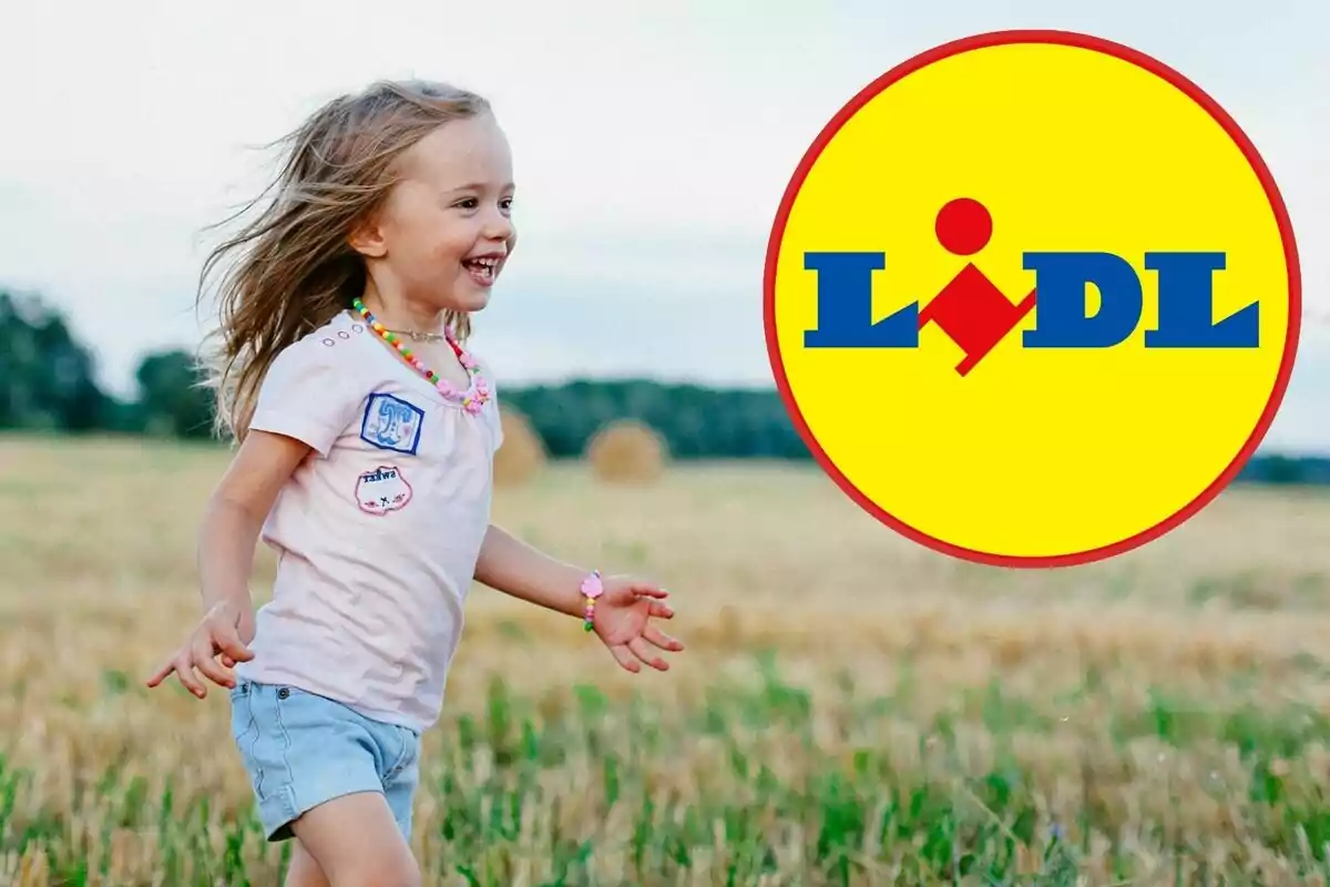 Nena corrent en un camp amb el logo de Lidl a la cantonada dreta.