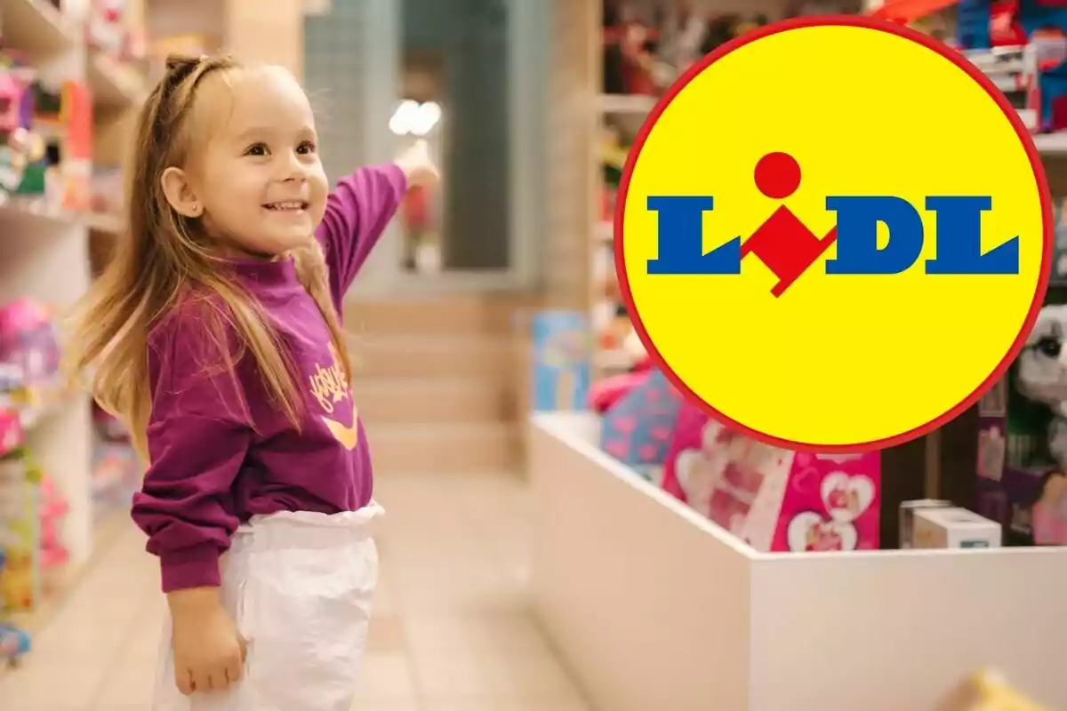 Una nena somrient assenyala alguna cosa en una botiga de joguines amb el logotip de Lidl al costat.