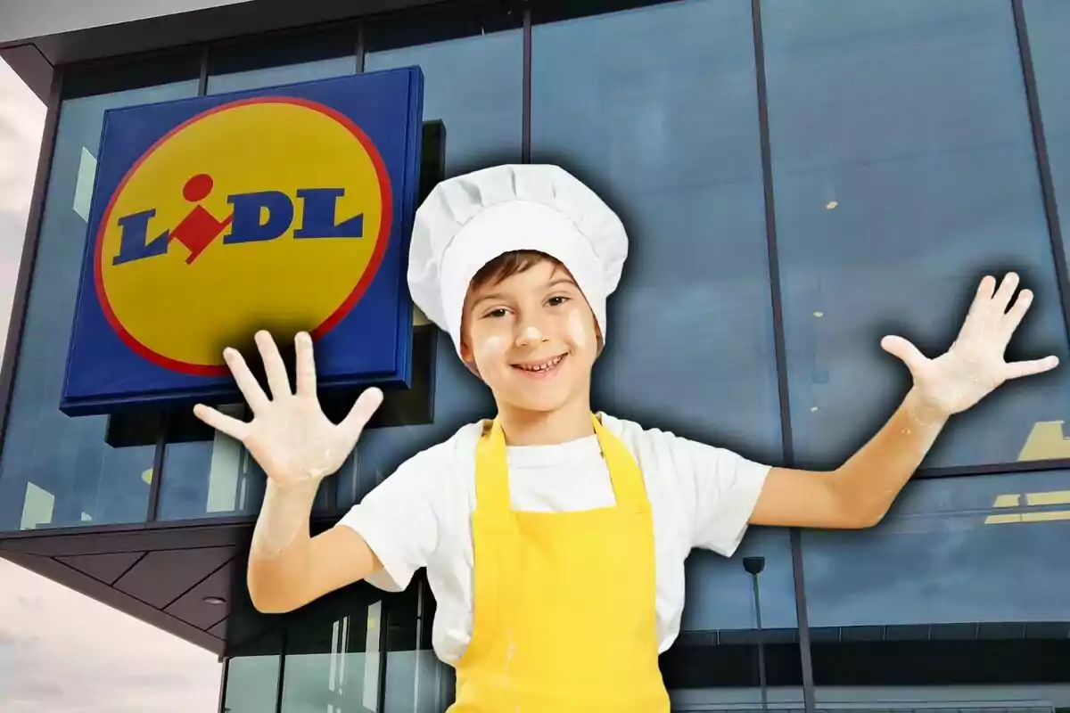 Un nen amb uniforme de xef somriu davant d'una botiga Lidl.