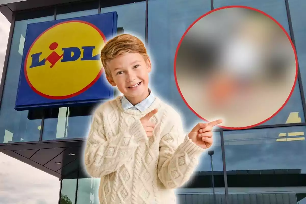 Un nen somrient amb un suèter de punt clar assenyala amb les dues mans cap a un cercle borrós, amb el logotip de Lidl al fons.