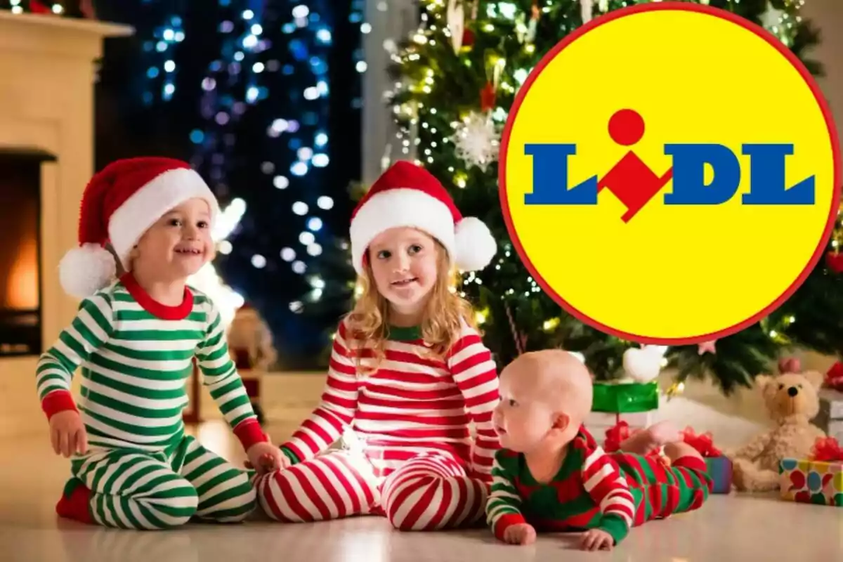 Nens amb pijames nadalencs i gorres de Santa al costat d'un arbre de Nadal il·luminat i el logotip de Lidl.