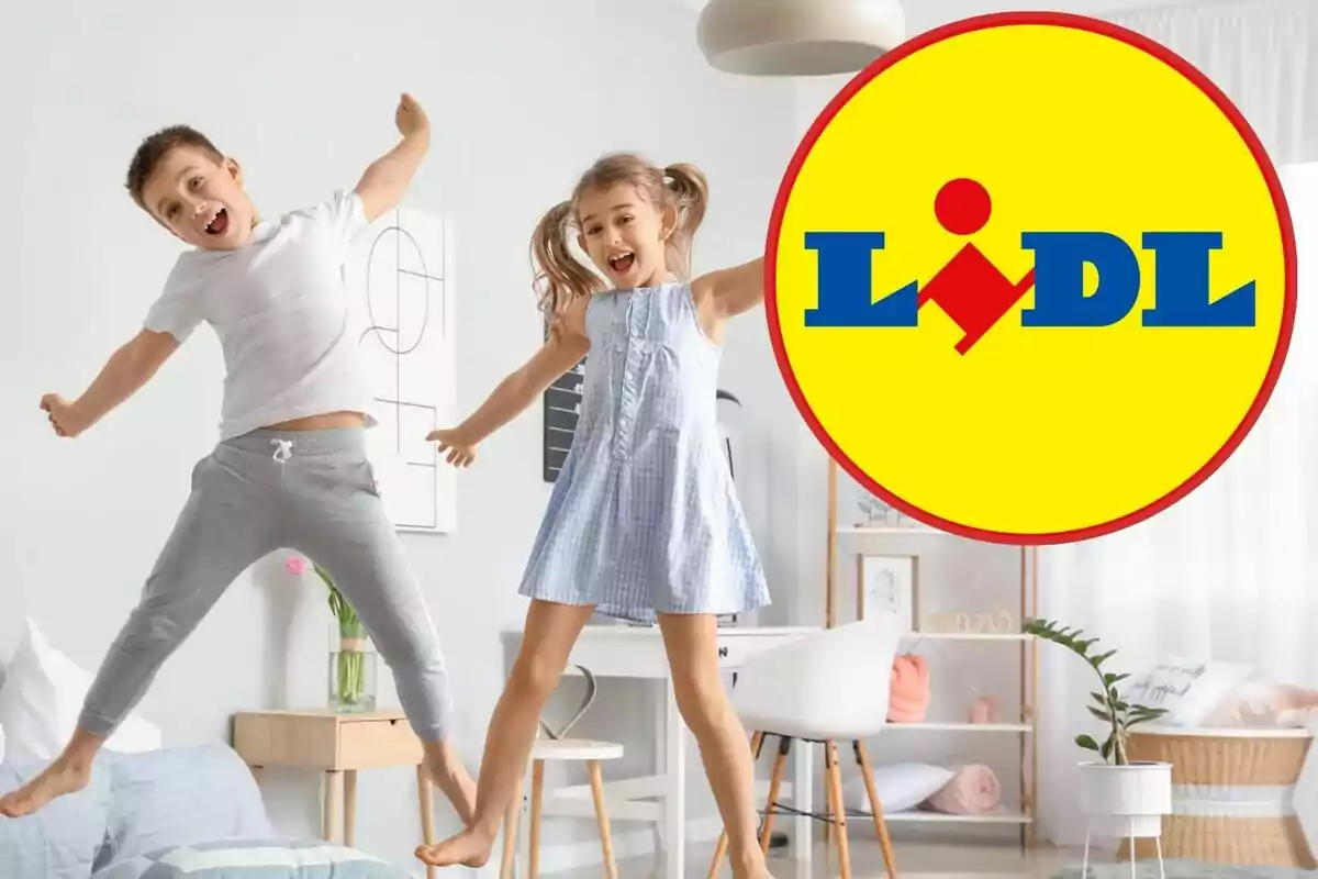 Nens saltant en un llit amb el logotip de Lidl en primer pla.