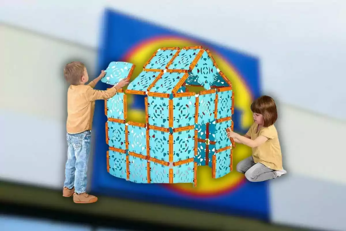 Dos nens construint una casa de joguina amb panells blaus i connectors taronges. Dos nens construint una casa de joguina amb panells blaus i connectors taronges.