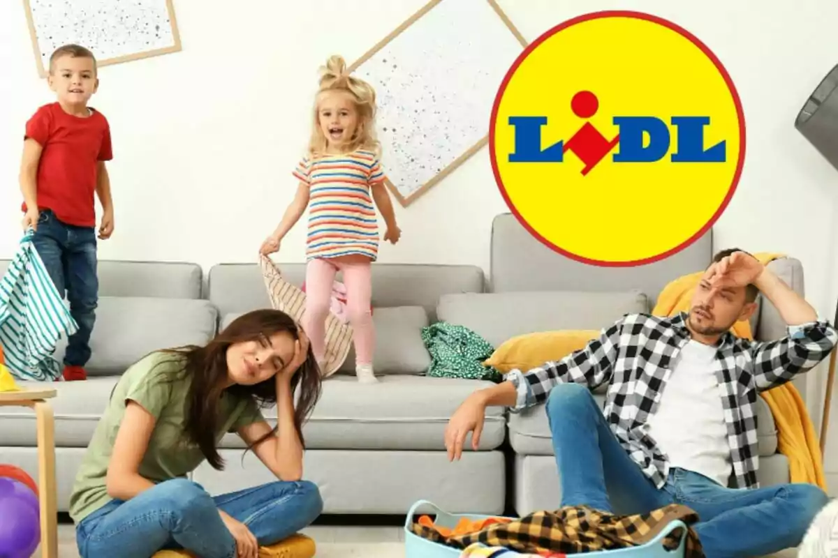 Una família amb dos nens petits en una sala d'estar desordenada, els pares semblen cansats mentre els nens juguen, amb el logotip de Lidl a la cantonada superior dreta.