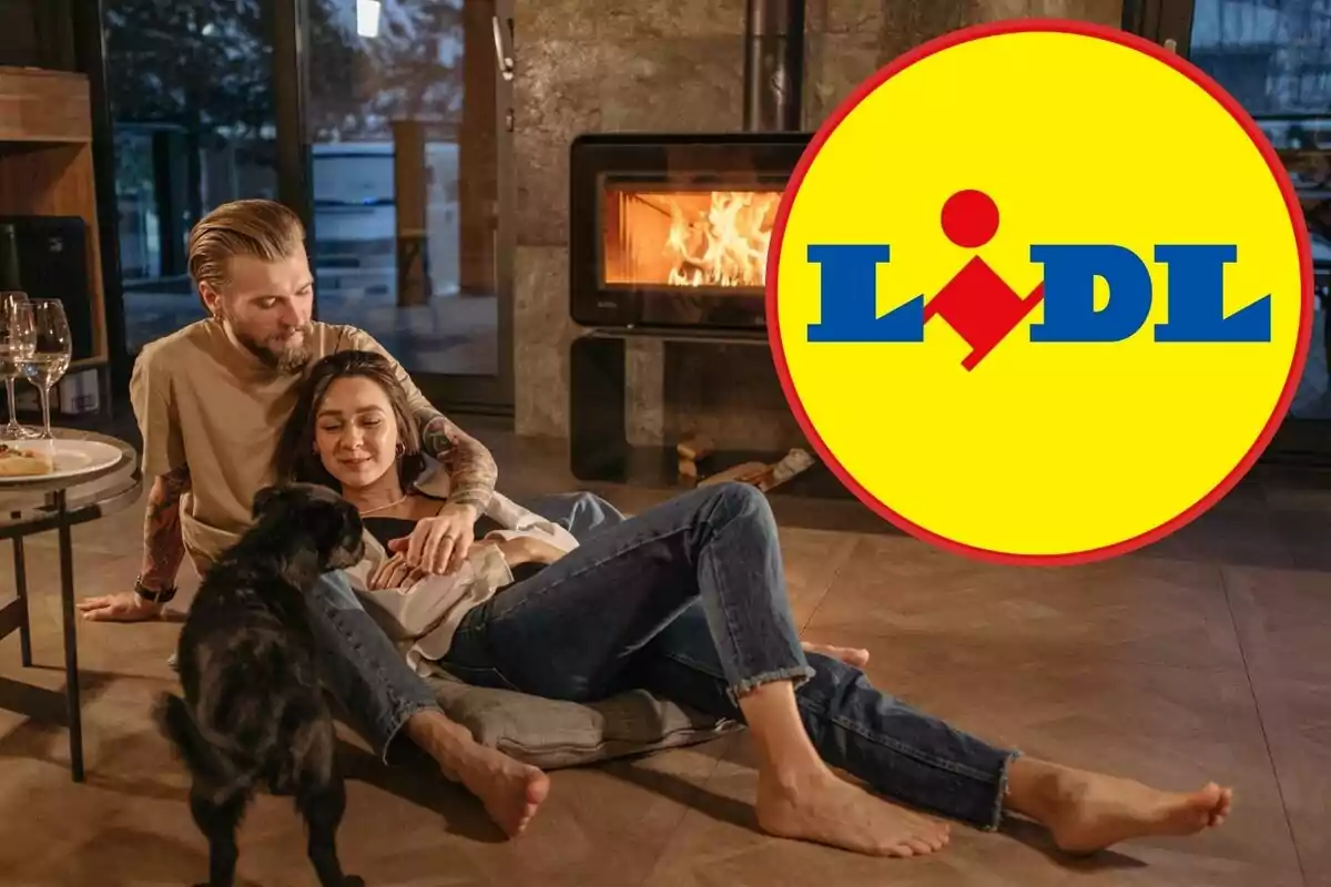 Una parella relaxant-se amb una xemeneia amb un gos mentre el logo de Lidl apareix a la cantonada.