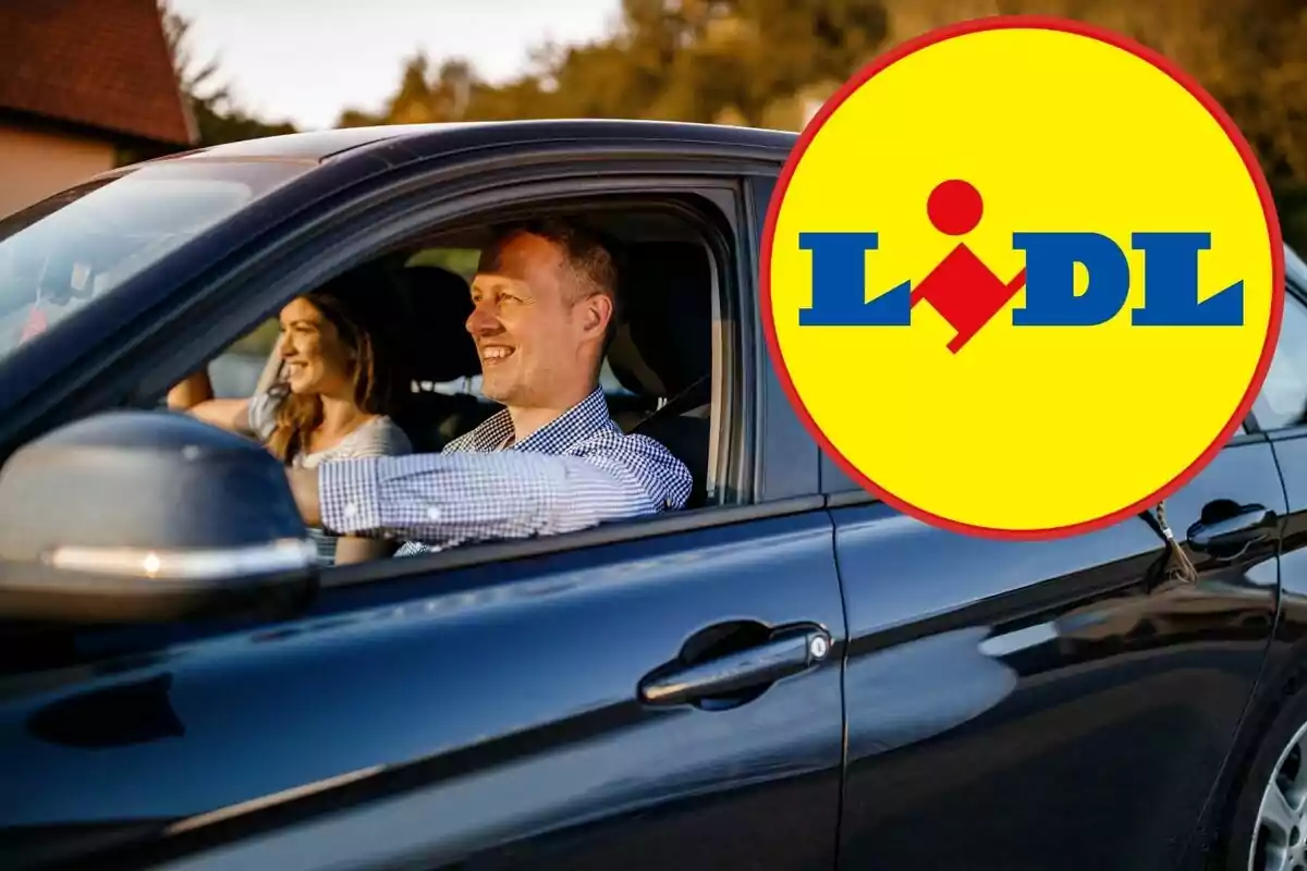 Un home i una dona somriuen mentre viatgen en un cotxe negre i sobre la imatge apareix el logotip de Lidl.