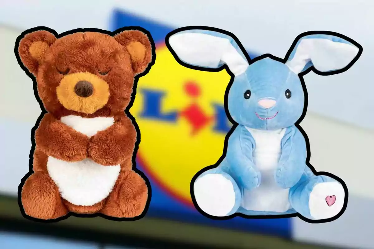 Dos peluches, un oso marrón y un conejo azul, con un fondo desenfocado de un logotipo. Dos peluches, un oso marrón y un conejo azul, con un fondo desenfocado de un logotipo.