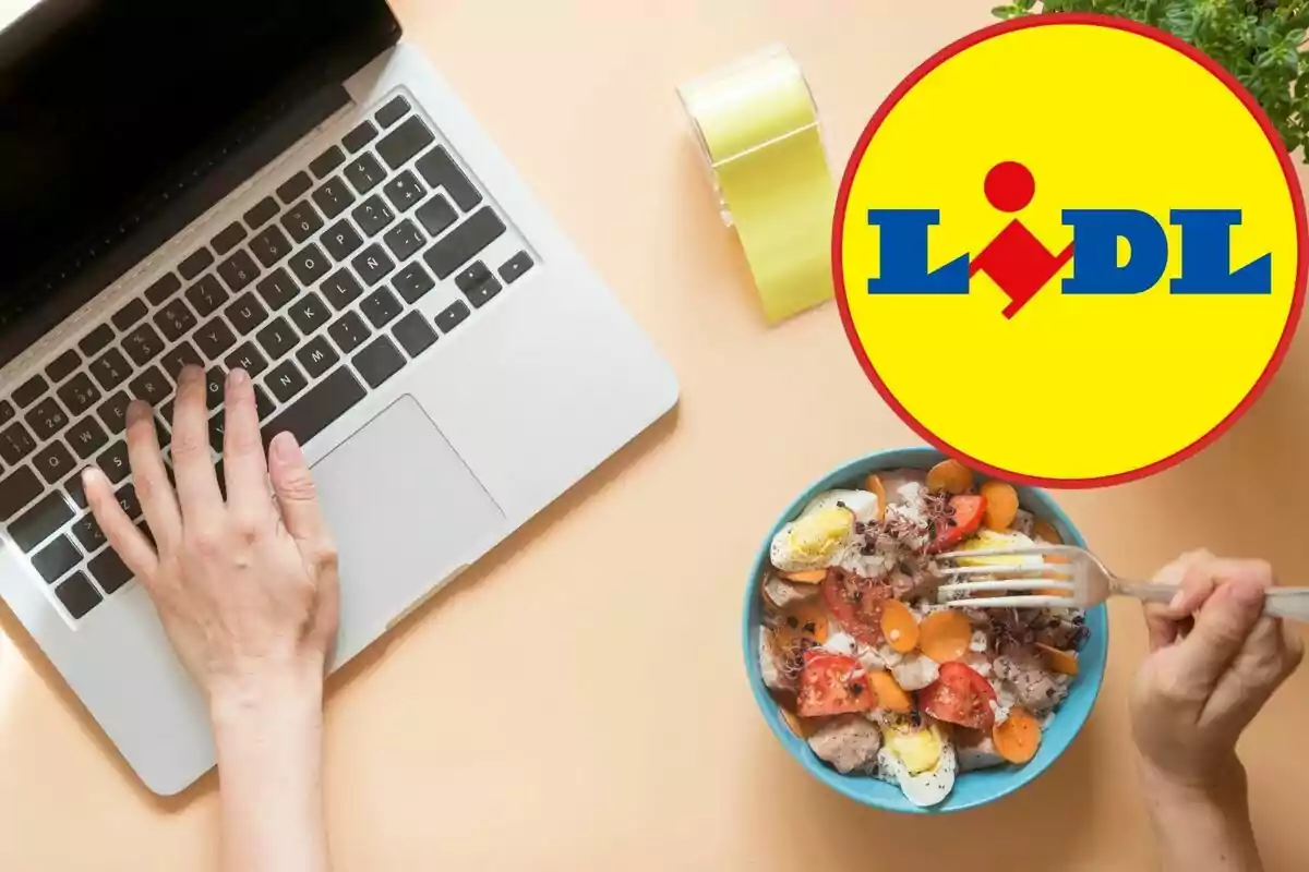 Una persona usando una computadora portátil mientras sostiene un tenedor sobre un plato de ensalada con el logo de Lidl en la esquina superior derecha.