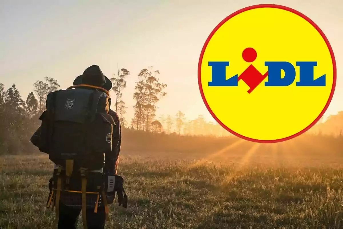 Un excursionista amb motxilla en un camp al clarejar al costat del logotip de Lidl.