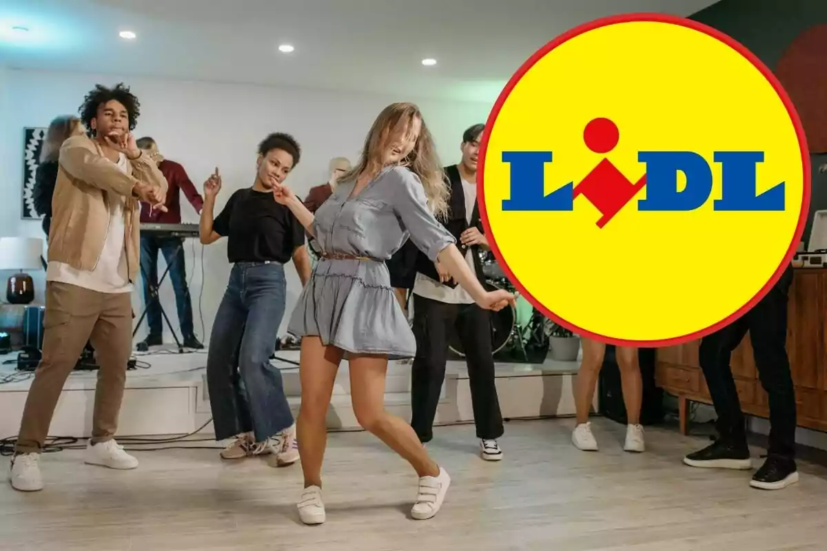 Un grup de persones ballant en una festa amb el logotip de Lidl superposat.