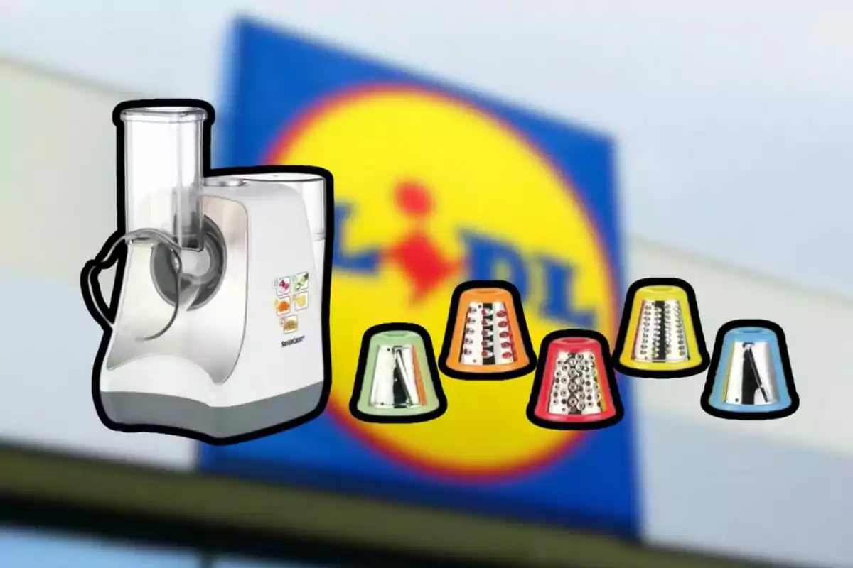 Processador d’aliments amb diversos accessoris de ratllar davant d’un cartell desenfocat de la botiga Lidl. Processador d’aliments amb diversos accessoris de ratllar davant d’un cartell desenfocat de la botiga Lidl.