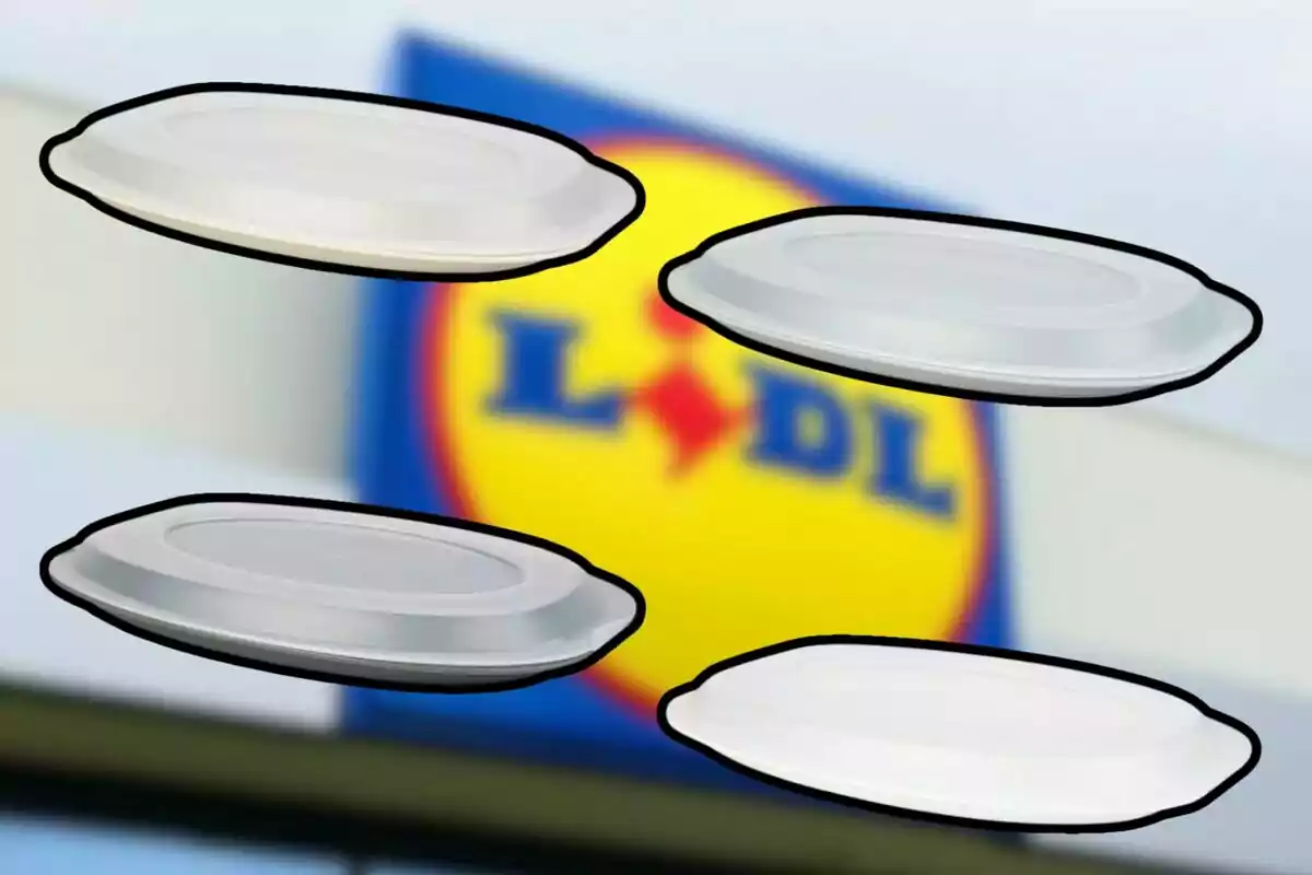 Quatre tapes de plàstic ovalades davant d'un cartell de Lidl. Quatre tapes de plàstic ovalades davant d'un cartell de Lidl.