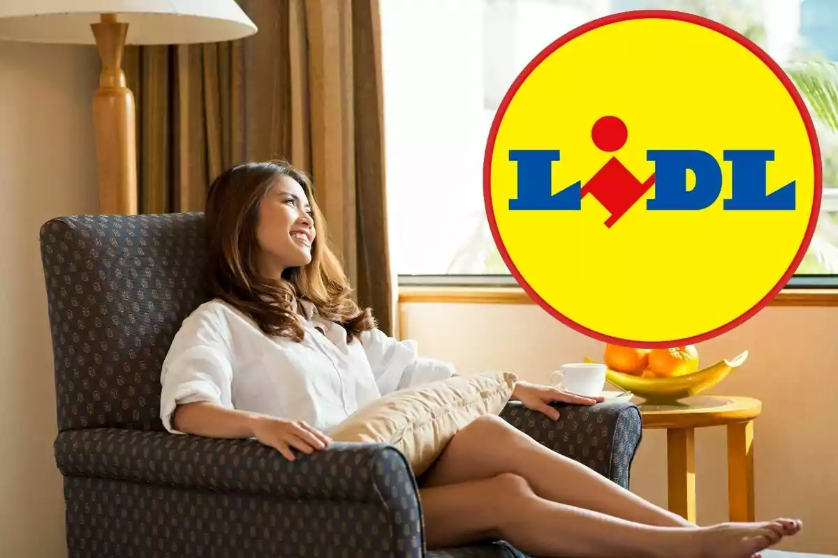 Una dona somrient es relaxa en una butaca amb una tassa de cafè i un bol de fruites en una taula propera, al costat del logotip de Lidl.