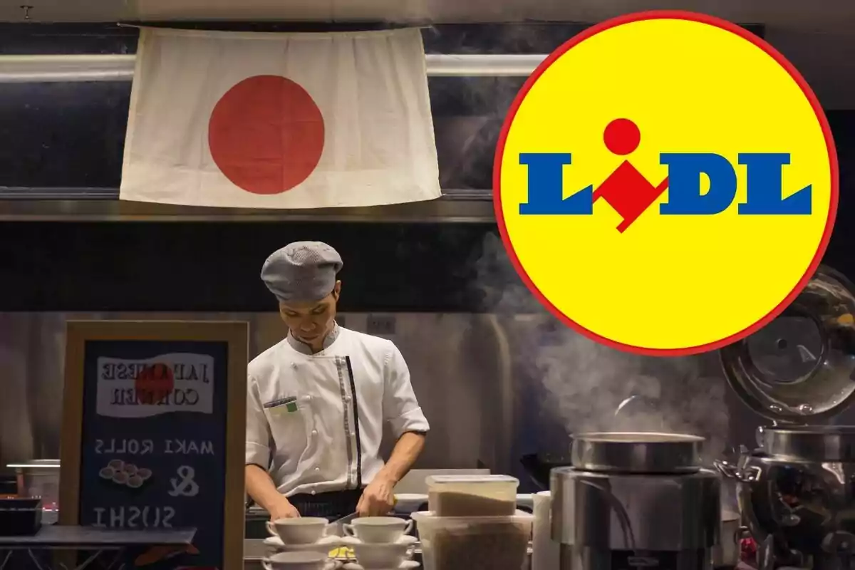 Un xef de cuina japonesa treballant en un restaurant amb una bandera del Japó penjada a la paret i el logotip de Lidl superposat a la cantonada superior dreta.