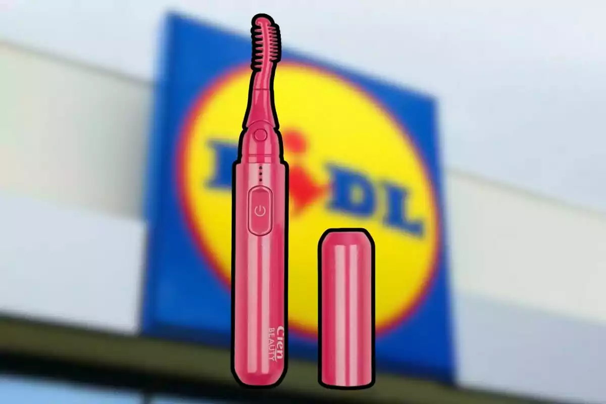 Raspall elèctric rosa per a celles amb tapa davant d’un rètol desenfocat de la botiga Lidl Raspall elèctric rosa per a celles amb tapa davant d’un rètol desenfocat de la botiga Lidl
